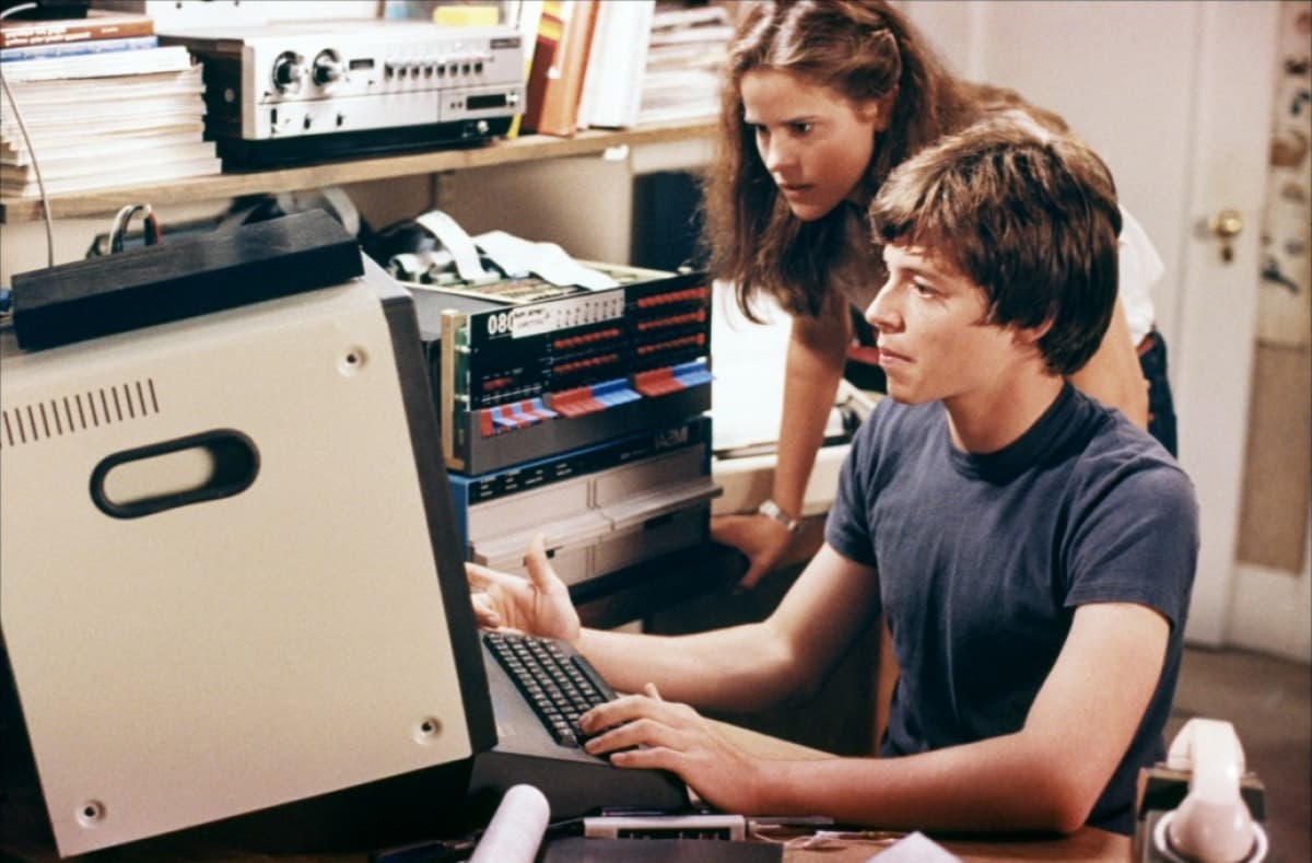 David e Jennifer davanti al computer domestico nel film WarGames