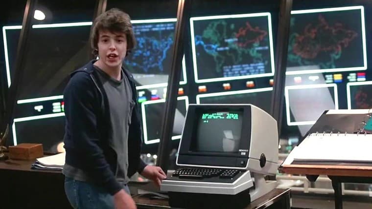 David usa il terminale del WOPR nella sala operativa di WarGames