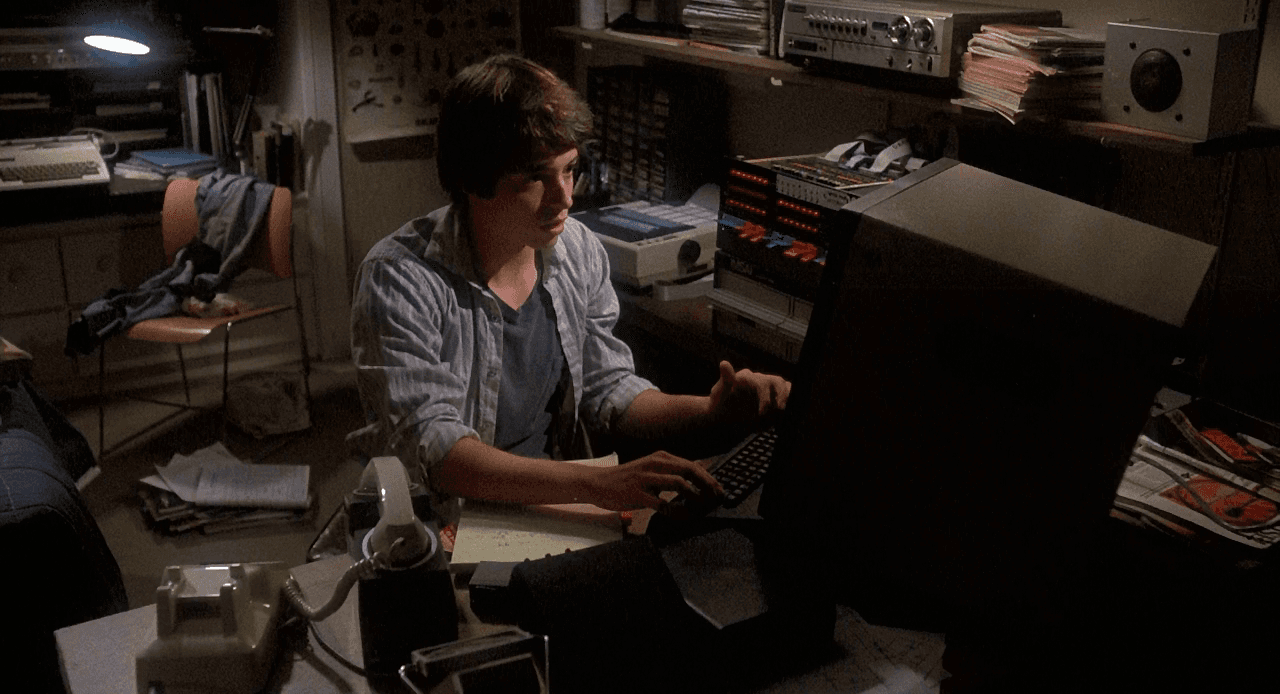 David Lightman davanti al computer collegato alla linea telefonica in WarGames